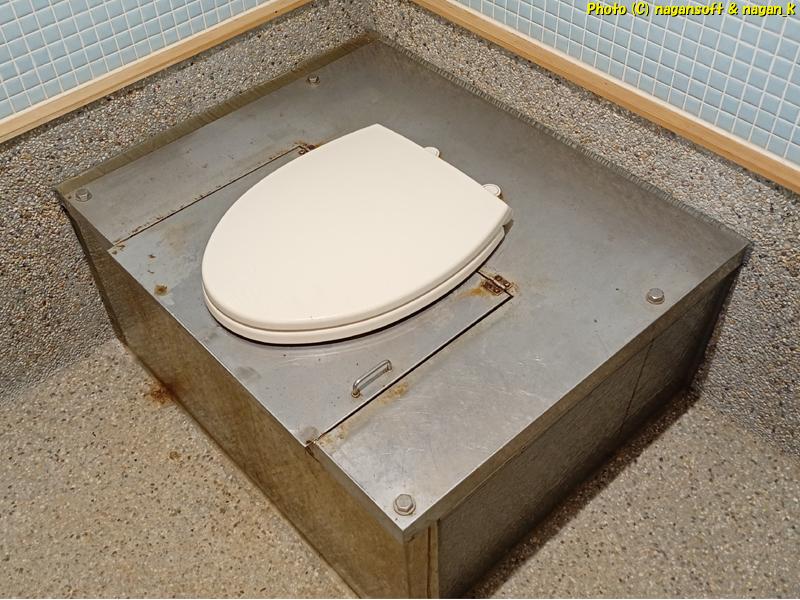 バイオトイレ室内、便座カバーを閉じている状態。大阪府・泉佐野丘陵緑地、2026年03月15日撮影