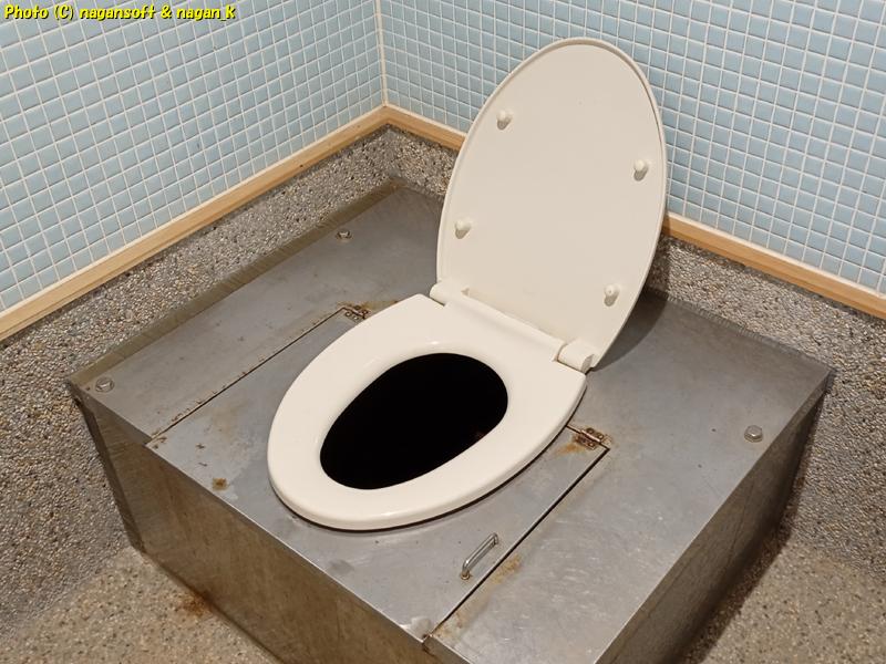 バイオトイレ室内、便座カバーを開けている状態。男性も座って使用すること。大阪府・泉佐野丘陵緑地、2026年03月15日撮影