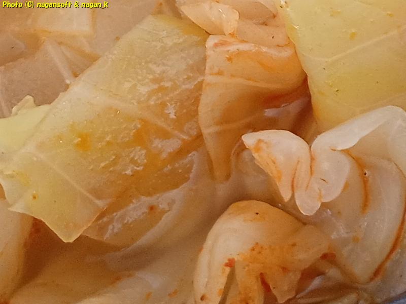 自称「トムヤムクン鍋」、スープの素で辛みがいい味を出している。2026年03月17日撮影