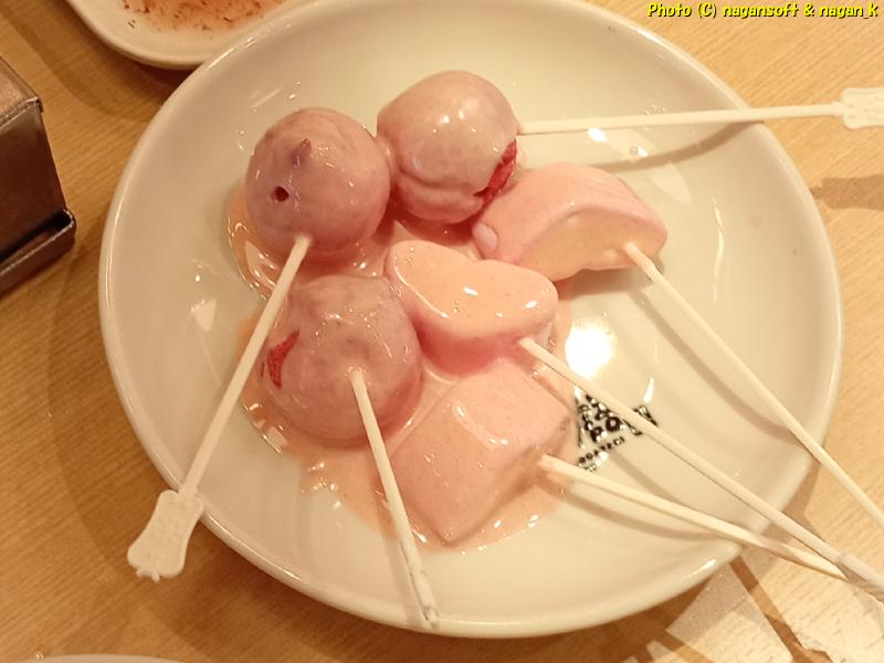 いちごフェアのイチゴチョコを絡めたマシュマロとプチシュークリーム。大阪府泉南市-イオンモールりんくう泉南-串家物語、2026年03月21日撮影