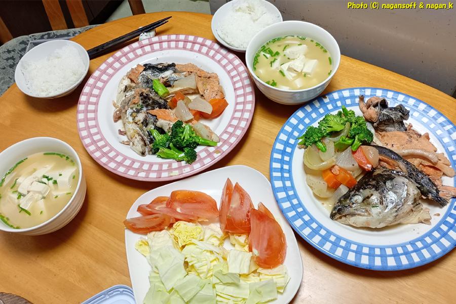 サーモンアラ炊き、サラダ、豆腐の味噌汁、ご飯。2026年03月25日撮影