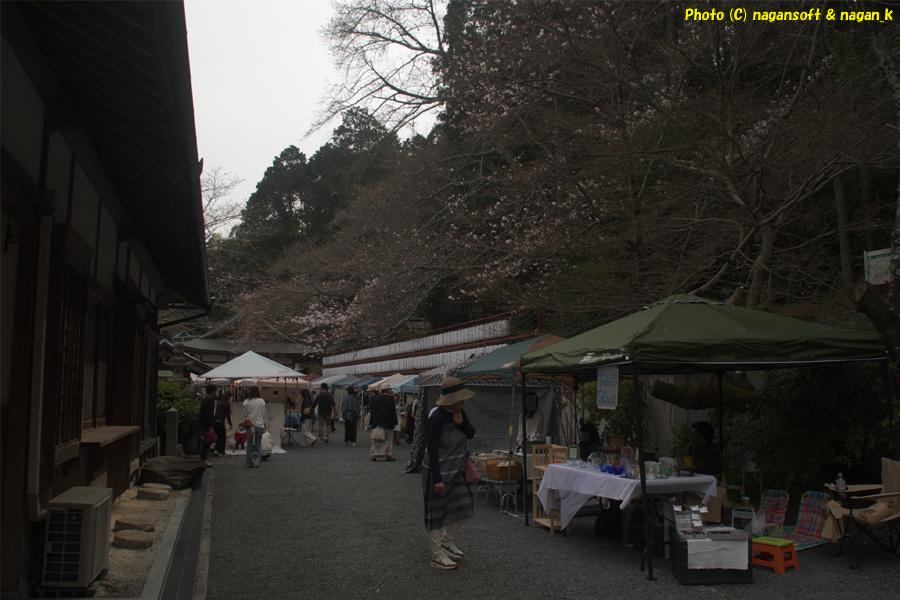 第22回のんびりマーケットのメイン通り｜大阪府泉佐野市上之郷の意賀美神社。2026年03月29日撮影