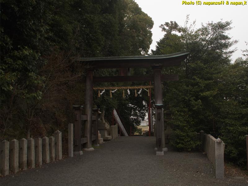 境内から北側の鳥居を見る｜大阪府泉佐野市上之郷の意賀美神社。2026年03月29日撮影
