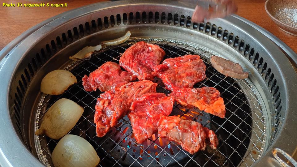 泉州元気ハラミ肉を焼き網に乗せた。大阪府泉佐野市、バイキング左近 末広店。2026年03月30日撮影