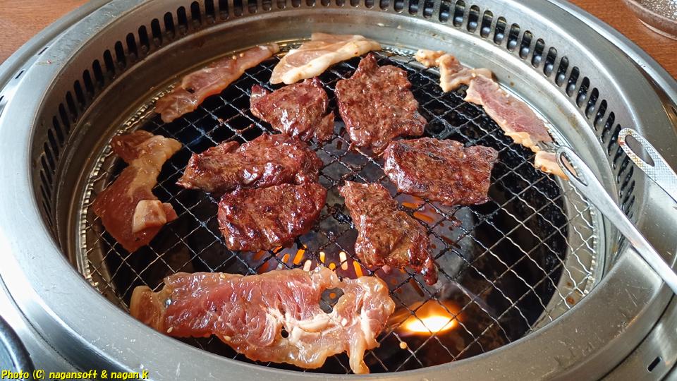 泉州元気ハラミ肉を焼いている。大阪府泉佐野市、バイキング左近 末広店。2026年03月30日撮影