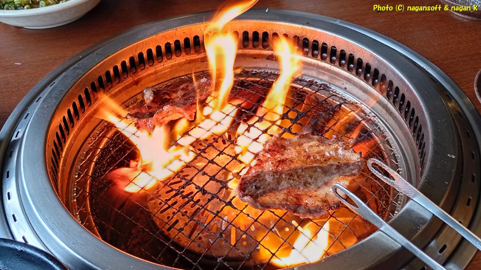 カルビの脂でメラメラ燃える。大阪府泉佐野市、バイキング左近 末広店。2026年03月30日撮影