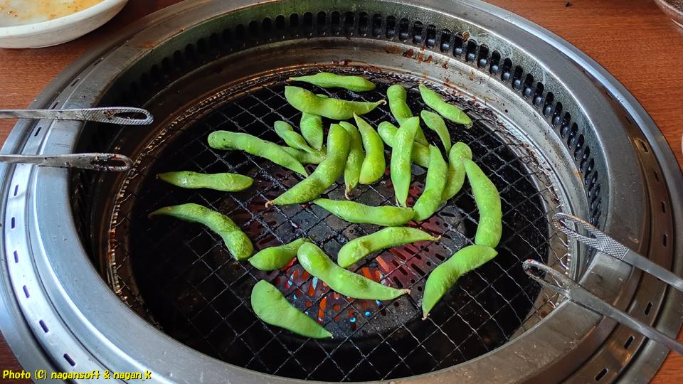 枝豆を焼く。大阪府泉佐野市、バイキング左近 末広店。2026年03月30日撮影