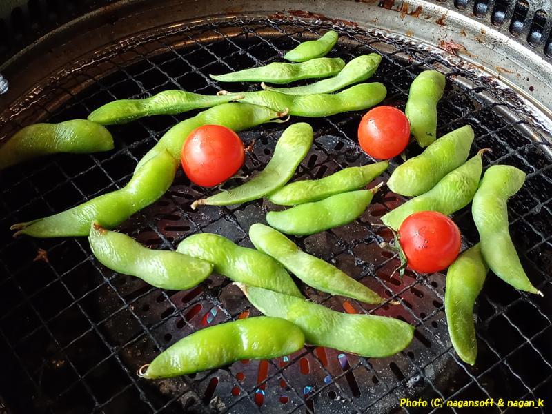 プチトマトも焼いてみる。大阪府泉佐野市、バイキング左近 末広店。2026年03月30日撮影