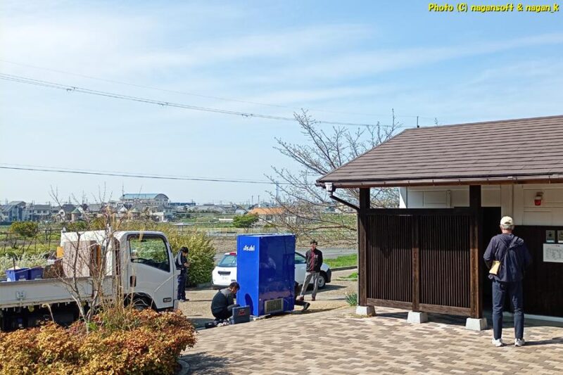 トイレの横に飲料自動販売機を設置している最中|大阪府泉佐野市上之郷、泉佐野丘陵緑地。2026年04月03日撮影