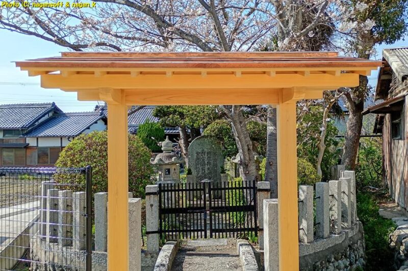 新しく設置された門を通して石碑を見る|大阪府泉佐野市上之郷、茅渟宮跡。2026年04月03日撮影