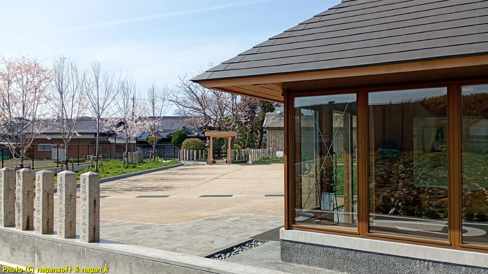 門を新築して公園奥の史跡が目立つようになった|大阪府泉佐野市上之郷、茅渟宮跡。2026年04月03日撮影
