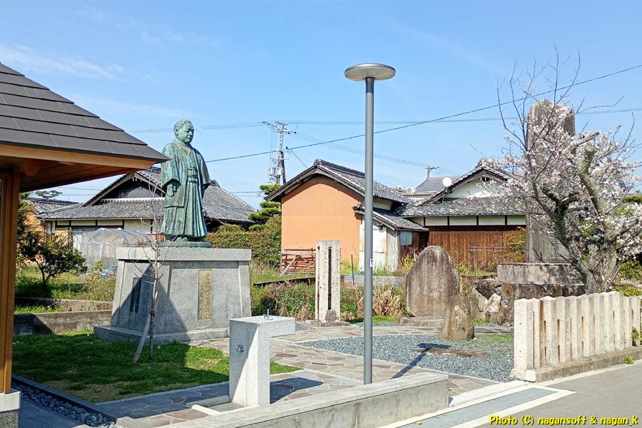 ガイダンスセンターの隣にある「南君遺徳碑」石碑と「中谷藤吉翁之像」銅像|大阪府泉佐野市上之郷、茅渟宮跡。2026年04月03日撮影