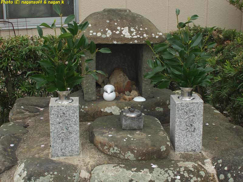 榊(さかき)が丁寧に飾られている、西出牛神の史跡を正面より撮影|大阪府泉佐野市日根野|2026年04月05日