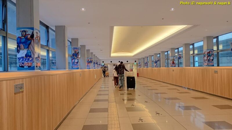 りんくうパピリオの通路にイヌナキンのポスターが沢山貼られている|イヌナキンハウス|大阪府泉佐野市|2026年04月08日撮影