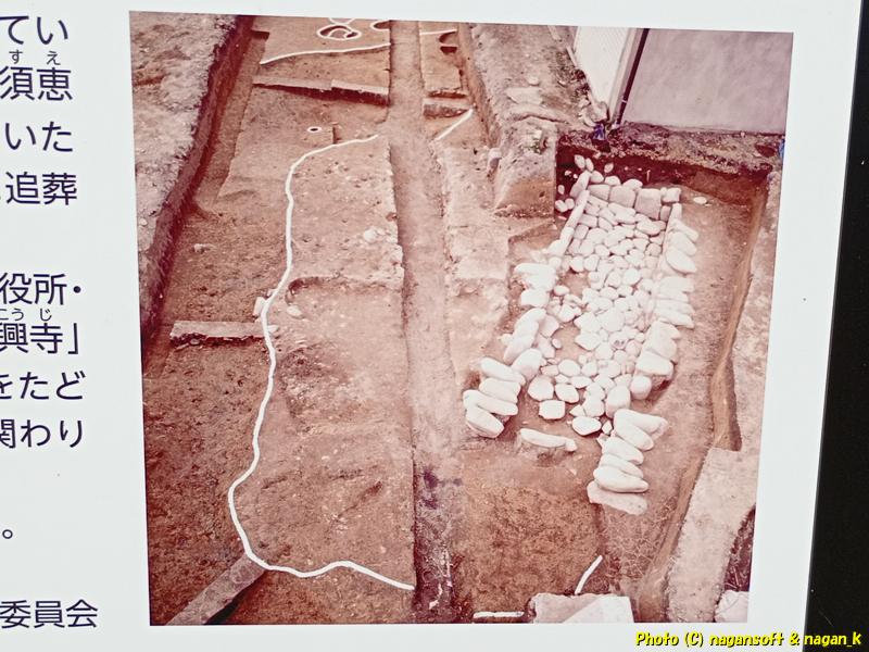 説明看板に石の子古墳発掘時の写真がある｜中村第２児童公園｜大阪府泉佐野市上之郷｜2026年05月19日撮影