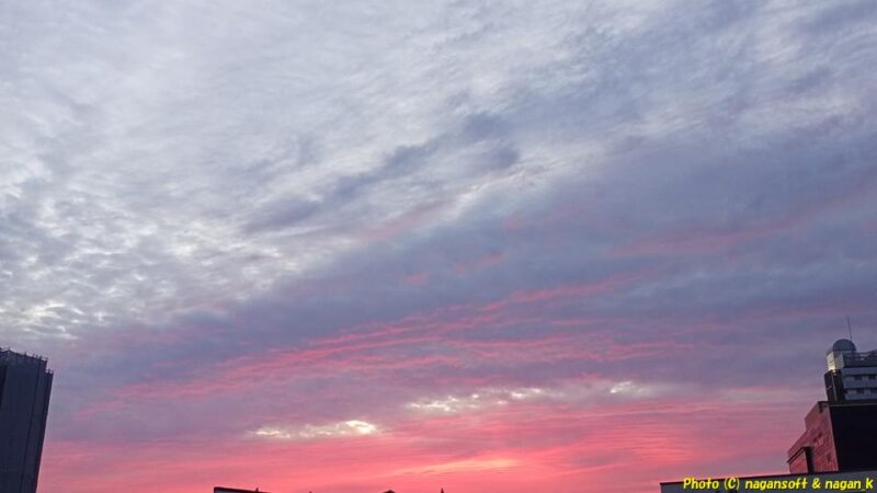 ひつじ雲が淀んだ雲の塊になり夕日に染まる|大阪府泉佐野市日根野、西の空|2026年05月30日撮影