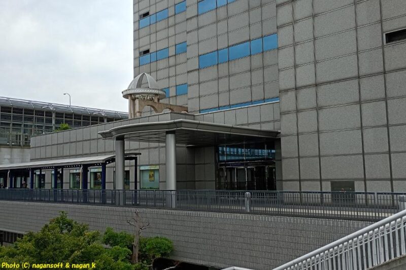 遊歩道に連結している「SiSりんくうタワー(旧：りんくうゲートタワービル)」の入り口｜2026年05月31日撮影