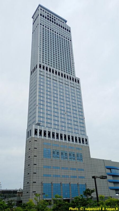 「関西エアポート ワシントンホテル」から「りんくう駅」へ向かう遊歩道より、「SiSりんくうタワー(旧：りんくうゲートタワービル)」を撮影｜2026年05月31日撮影