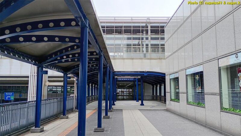「SiSりんくうタワー(旧：りんくうゲートタワービル)」から遊歩道(連絡橋)出てりんくう駅を見る｜大阪府泉佐野市｜2026年05月31日撮影