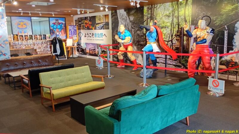 “りんくうパピリオ”の“イヌナキンハウス”内全景、種類が揃っていない応接セットが置かれ、その横に“キン肉マン”“イヌナキン”“ラーメンマン”の等身大フィギュアが展示されている｜大阪府泉佐野市｜2026年05月31日撮影