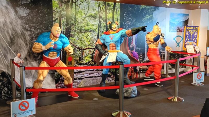 “キン肉マン”“イヌナキン”“ラーメンマン”の等身大フィギュアがファイティングポーズをしている。“手を触れないでください”と柵が置かれている｜“りんくうパピリオ”の“イヌナキンハウス”室内の様子｜大阪府泉佐野市｜2026年05月31日撮影