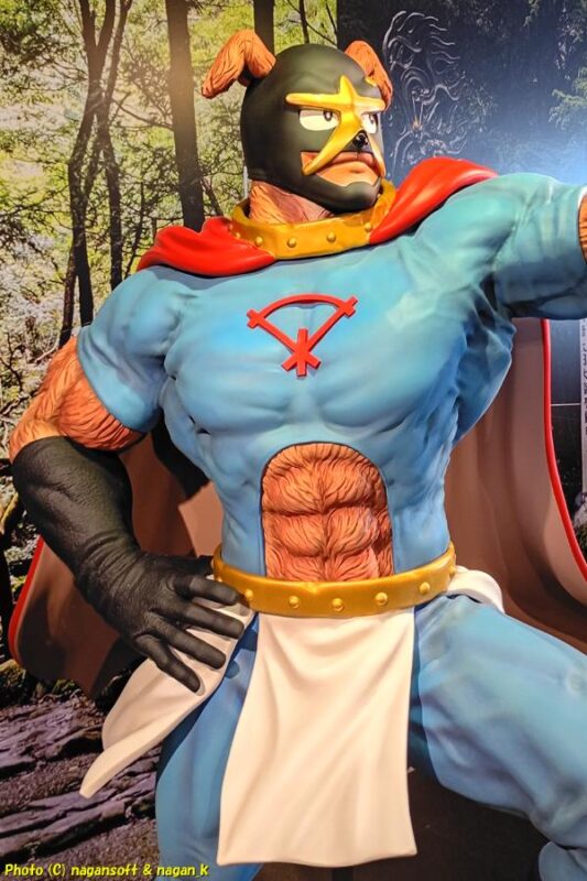 “イヌナキン”等身大フィギュアは、オッサン顔にマスクをかぶり、太い首、太い腕で、今にも動き出しそう｜“りんくうパピリオ”の“イヌナキンハウス”室内の様子｜大阪府泉佐野市｜2026年05月31日撮影