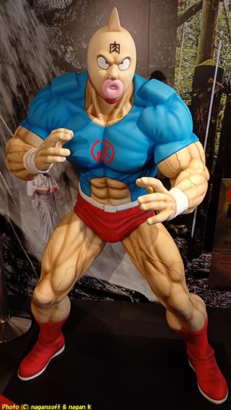 “キン肉マン”等身大フィギュアと対自する。筋骨隆々で肩幅が広く太い腕と足には血管が浮いている｜“りんくうパピリオ”の“イヌナキンハウス”室内の様子｜大阪府泉佐野市｜2026年05月31日撮影