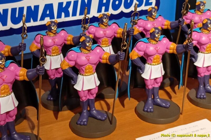 精巧な“イヌナキン”フィギュアの色違いピンク色が８体並ぶ｜“りんくうパピリオ”の“イヌナキンハウス”室内の様子｜大阪府泉佐野市｜2026年05月31日撮影