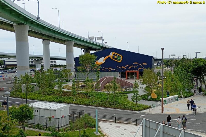 りんくう駅から繋がる遊歩道より、オープン前の「よなよなビアライズ」を見る。建物の前は植樹され公園のようになっている｜大阪府泉佐野市｜2026年05月31日撮影
