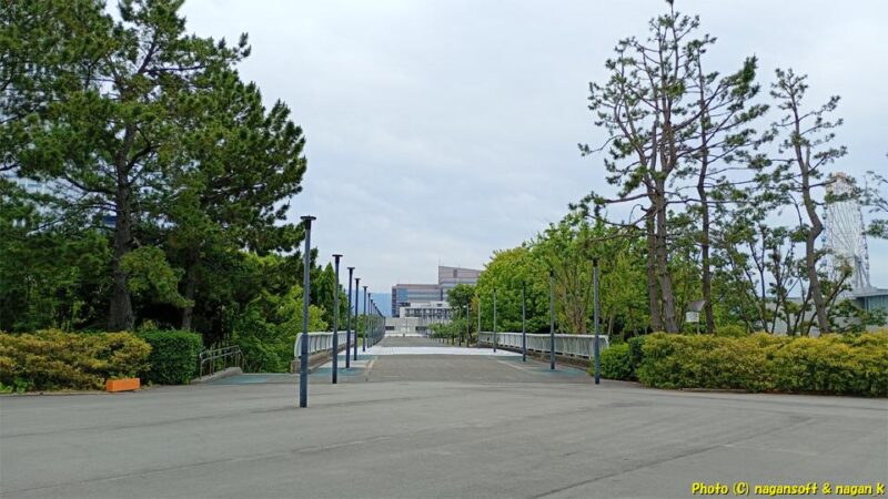 りんくう公園「海への道」と命名された“りんくうシークル”へつながる幅の広い橋。誰も人が居らず“りんくうシークル”建屋が遠くに見える｜泉佐野市｜2026年05月31日撮影