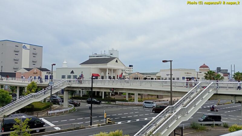 “りんくうシークル”と“りんくうプレミアム・アウトレット”を繋ぐ歩道橋を、“りんくうシークル”から見る。曇り空で時々小雨が降る天気の為、人の通りが少ない｜泉佐野市｜2026年05月31日撮影