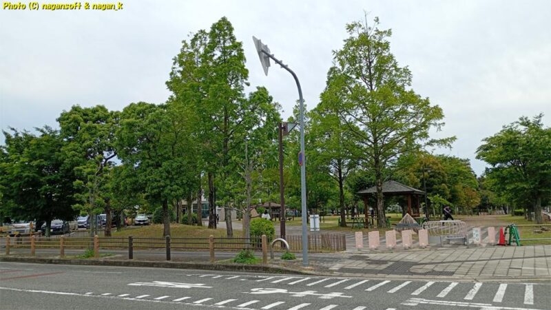 “りんくう中央公園”北角の入り口を撮影、公園内に東屋があり、大きな木が植林されている｜泉佐野市｜2026年05月31日撮影