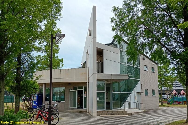 “りんくう中央公園”内にある“りんくう中央公園事務所”。建屋は表面と裏面で大きくデザインが異なっている｜泉佐野市｜2026年05月31日撮影