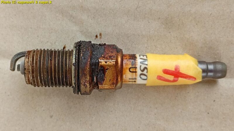 ４番プラグの碍子側がオイルで汚れている｜点火プラグ交換｜クラウンワゴン“E-GS130G”｜2026年06月05日撮影