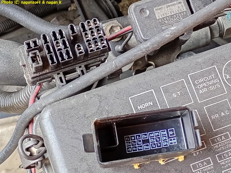 エンジンルーム内のダイアグコネクタカバーを開け、コネクタ端子とカバー裏側が見える｜クラウンワゴン“E-GS130G”｜2026年06月06日撮影