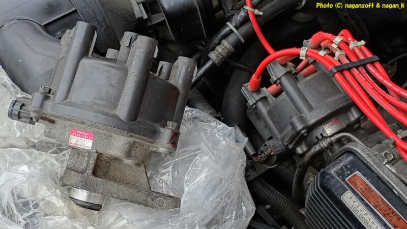 予備で保管しているデスビと車体に取り付けられているデスビを比較している｜クラウンワゴン“E-GS130G”｜2026年06月06日撮影