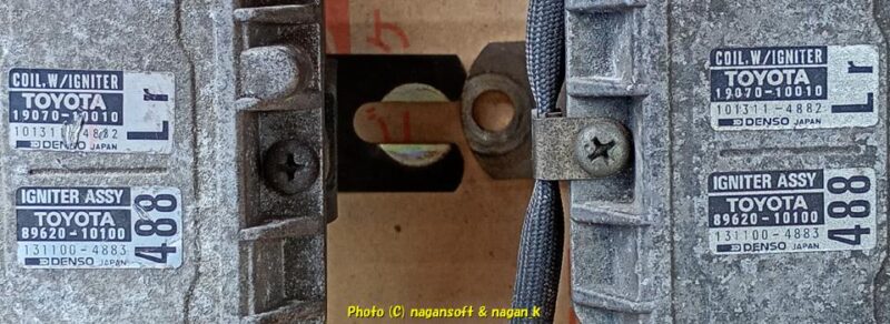ヤフオク入手イグナイタと、車体のイグナイタ。それぞれの型番ラベルを並べて撮影している|クラウンワゴン“E-GS130G”|2026年06月10日撮影