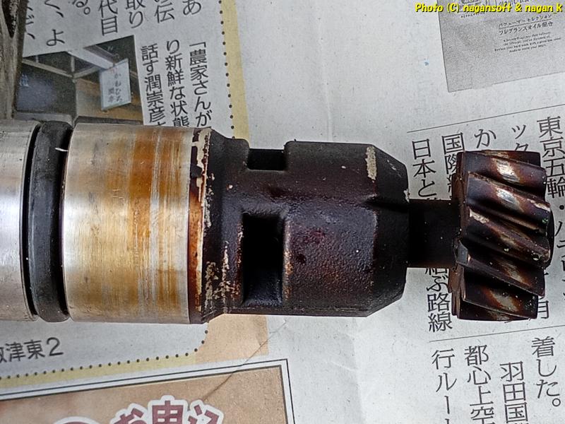 15年ほど前にヤフオク入手の中古デスビの先端ギヤ部分。スラッジでこってりと汚れている|クラウンワゴン“E-GS130G”|2026年06月10日撮影