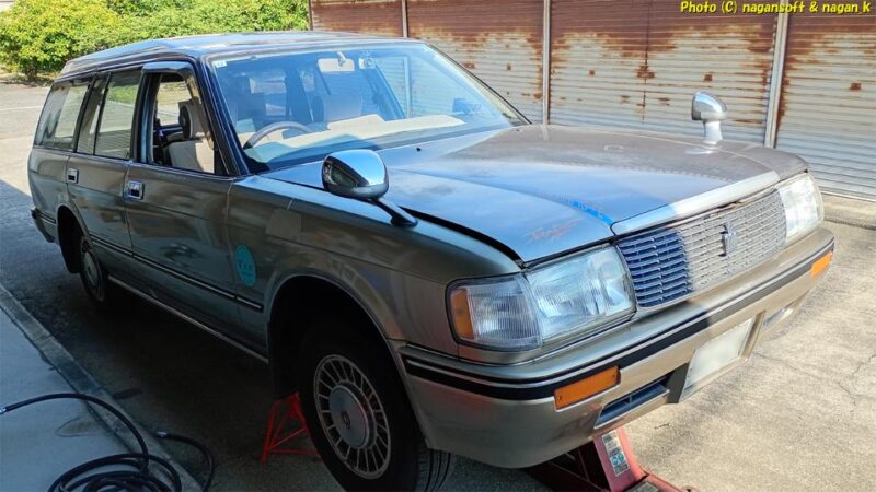 ジャッキで車体前輪を浮かしている。車体にウマをセットする|クラウンワゴン“E-GS130G”|2026年06月13日撮影
