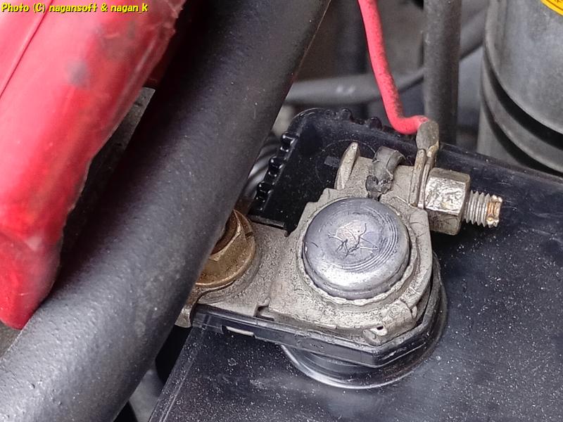 バッテリープラス端子、ターミナル固定ナットにバッ直線を共止めしている|クラウンワゴン“E-GS130G”|2026年06月17日撮影